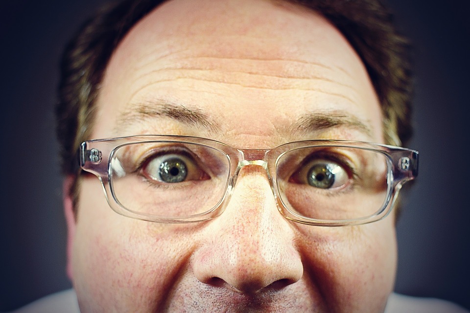 peeping-tom-316125_960_720-1538165183134.jpg