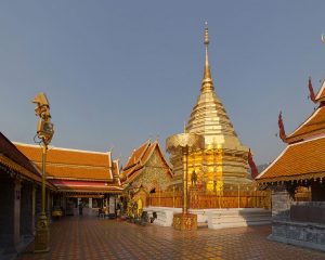 1280px-Wat_Phra_That_Doi_Suthep_-_Chiang_Mai-300x240.jpg