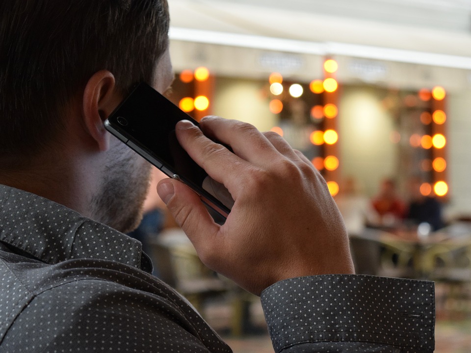 man-talking-on-the-phone-1582238_960_720-1547646679072.jpg