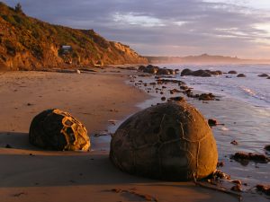 MoerakiBouldersSunrise-300x225.jpg