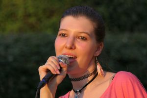 singer-3548070_1920-300x200.jpg