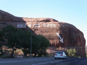 Hole_N_The_Rock_-_panoramio-300x225.jpg