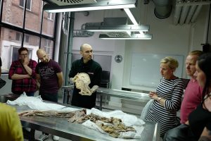 1280px-Mark_Benecke_working_at_Gunther_von_Hagens_Plastinarium_Body_Worlds_Guben-300x200.jpg