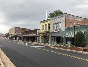 1280px-Laurinburg_North_Carolina_02-300x229.jpg