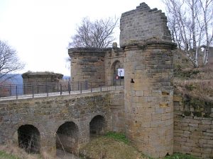 Burg_Altenstein_Tor-300x225.jpg