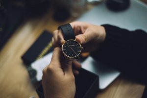 hunters-race-dE0sBTZCVoY-unsplash-300x200