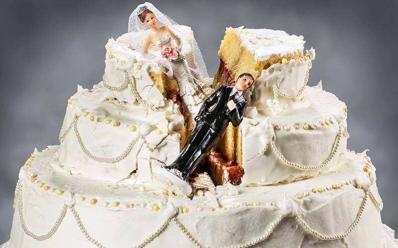 14-Bride-and-groom-figurines-collapsed-at-ruined-wedding-cake.jpg