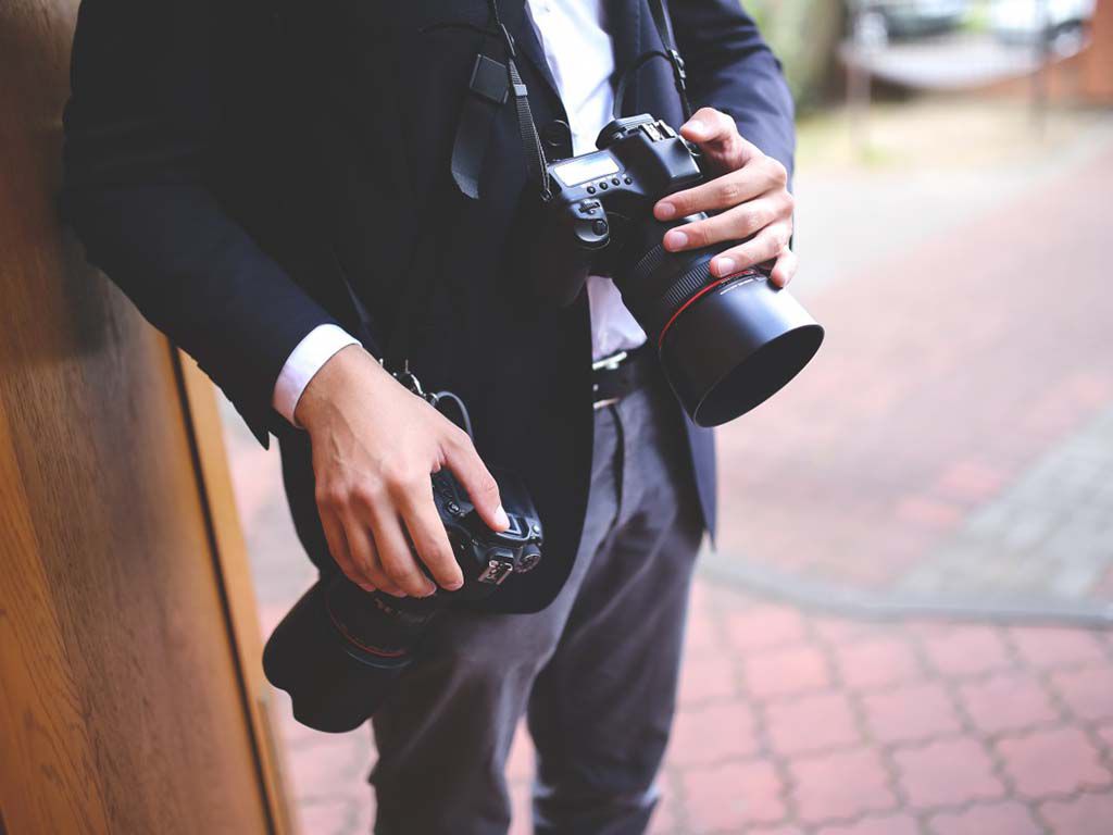 artist_cameras_resizedslr_hands_lens_man_photo_shoot_photographer-1054598.jpg.optimal.jpg