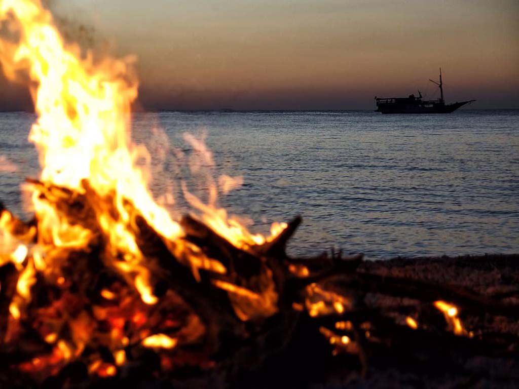 resizefire-bonfire-beach-bonfire-beach.jpg.optimal.jpg